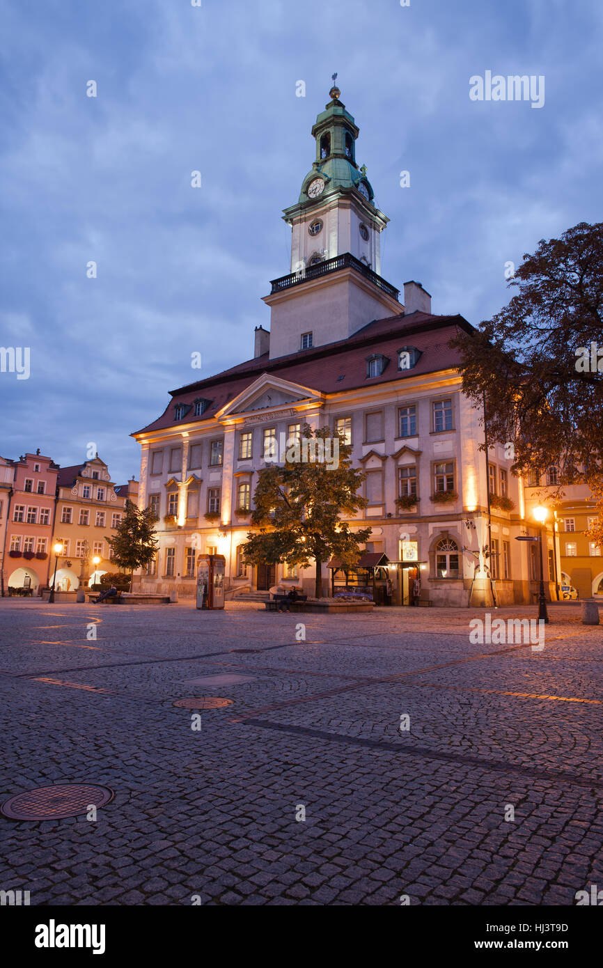 Il municipio e la piazza della Città Vecchia al tramonto nella città di Jelenia Gora in Polonia, classica architettura settecentesca Foto Stock