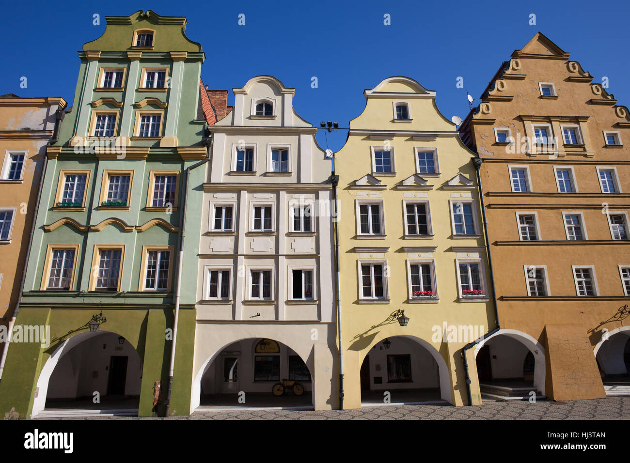 Historic burgher e tenement case barocche con timpani e arcade nella città di Jelenia Gora Città Vecchia in Polonia, Europa Foto Stock