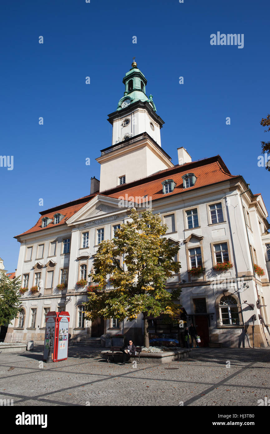 Municipio della città di Jelenia Gora in Polonia, classica architettura settecentesca Foto Stock