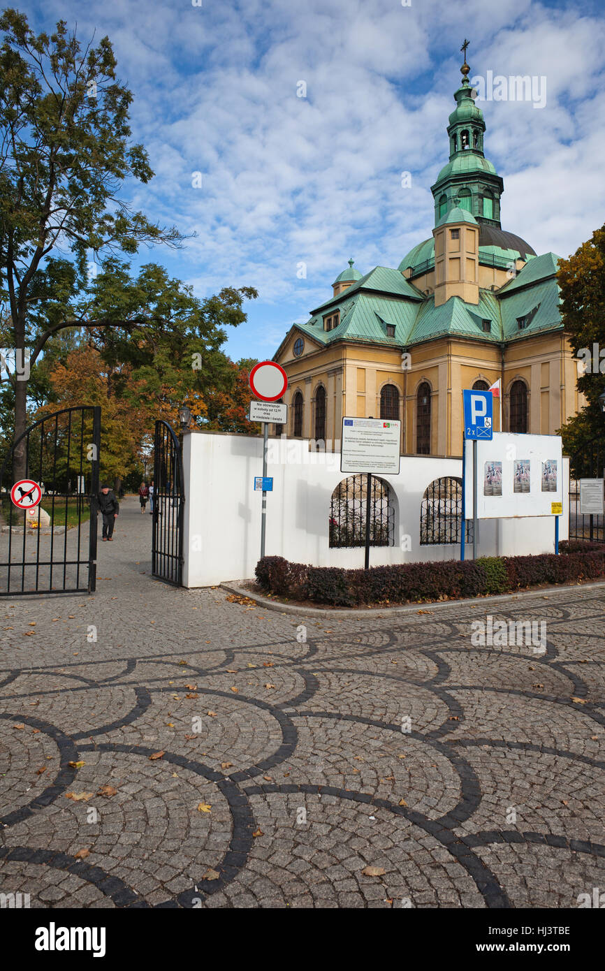 La Chiesa dell Esaltazione della Santa Croce a Jelenia Gora, Polonia, Europa, porta d ingresso al XVIII secolo punto di riferimento della città. Foto Stock