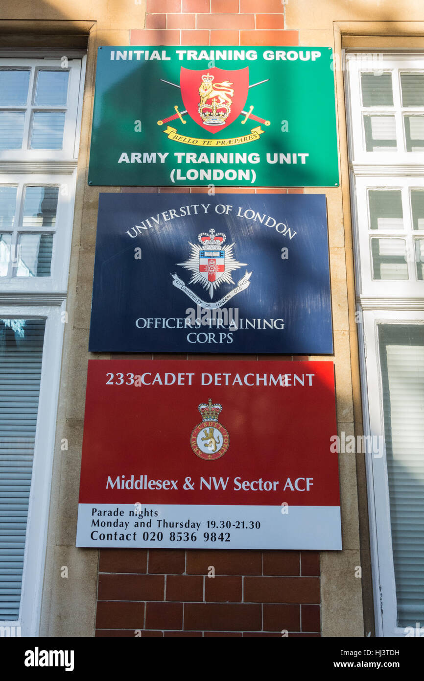 Esercito di formazione e segni di assunzione in London, England, Regno Unito Foto Stock