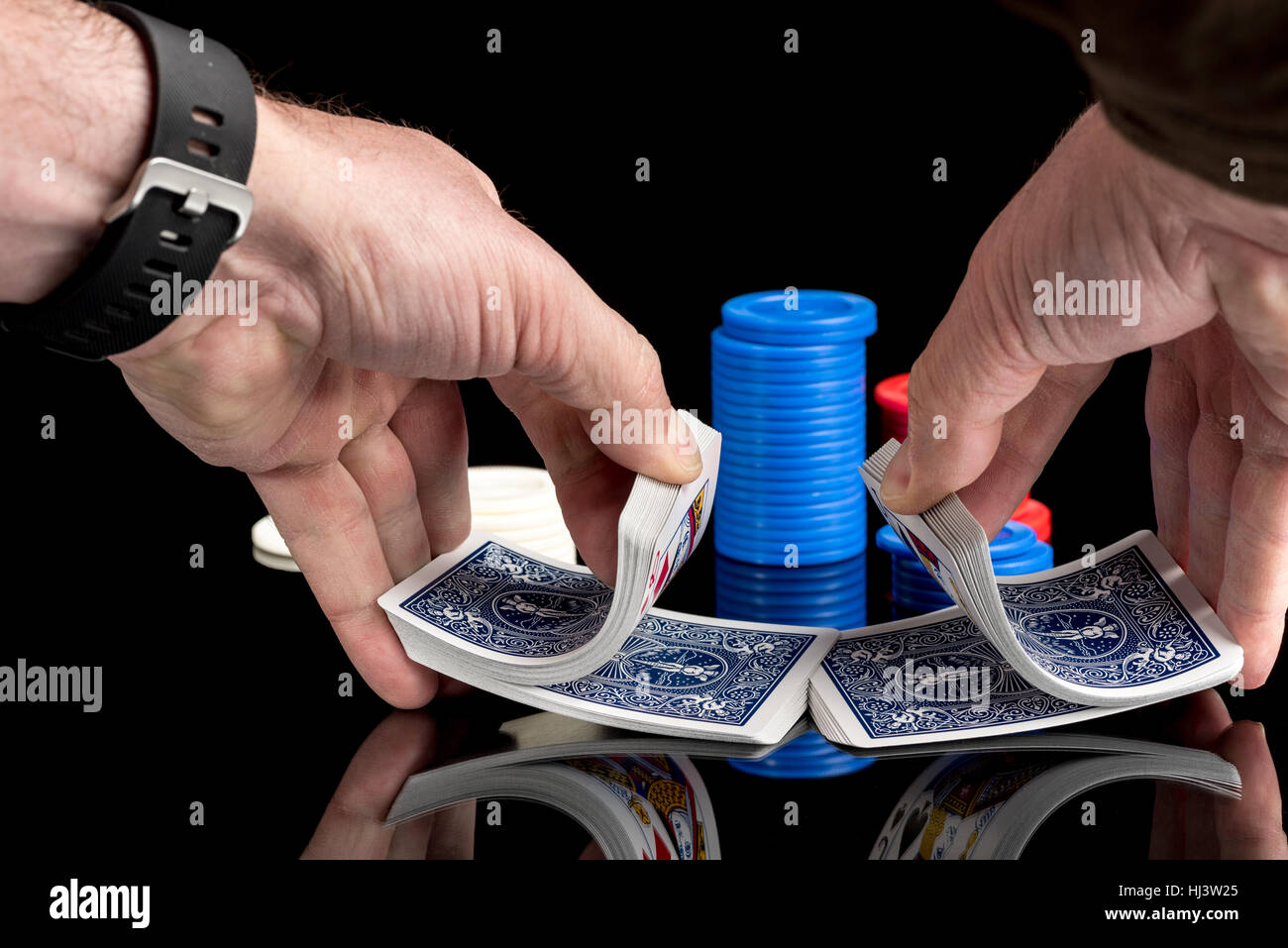Il concessionario rimescolare le carte per una partita di poker Foto Stock