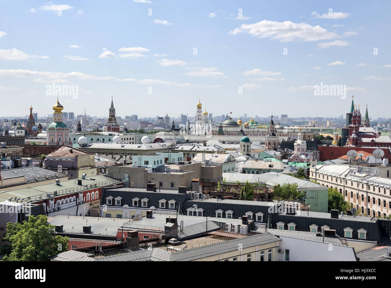 Torri e tetti di edifici nel centro storico della città di Mosca. Paesaggi urbani di Mosca, Russia. Foto Stock