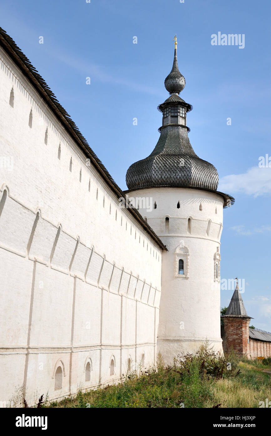 Torre Grigoryevskaya e parete del Cremlino di Rostov. Rostov Velikiy City, Russia. Foto Stock