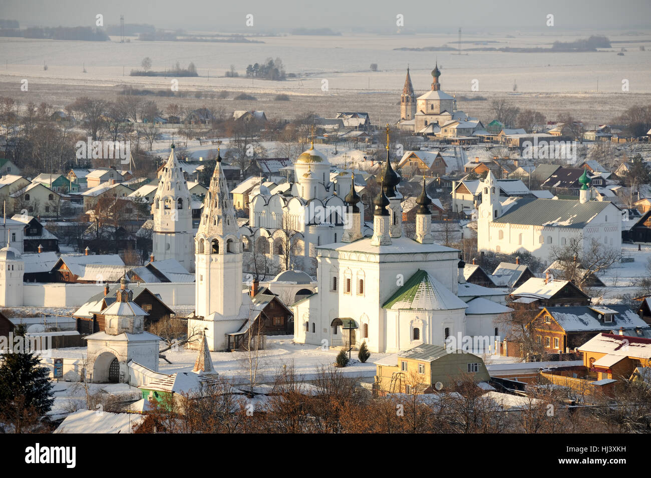 I Monasteri di Suzdal: Snow-Covered città delle chiese. Vew da Bell-Tower del monastero Ryzopolozhensky, Suzdal, Russia. Foto Stock
