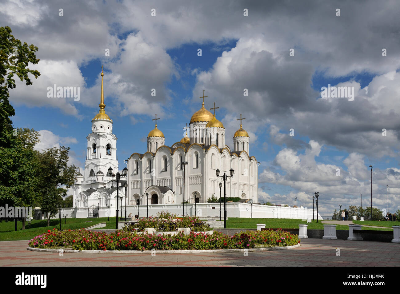 Complesso architettonico dell'antica cattedrale dell Assunzione sotto un cielo Cloud-Filled. Vladimir, Russia Foto Stock