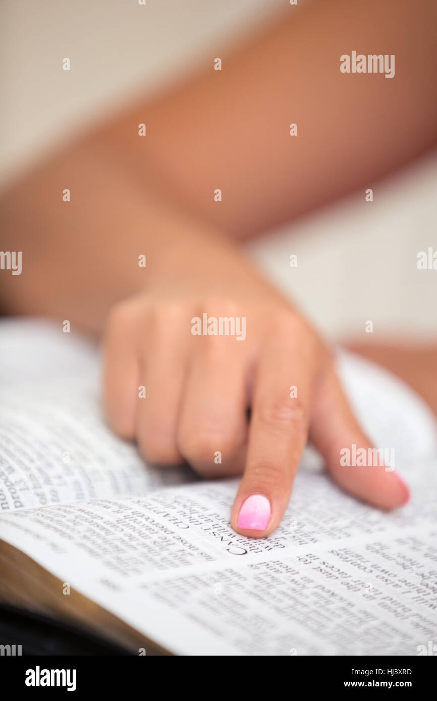 In prossimità di una signora la lettura della Parola di Dio Foto Stock