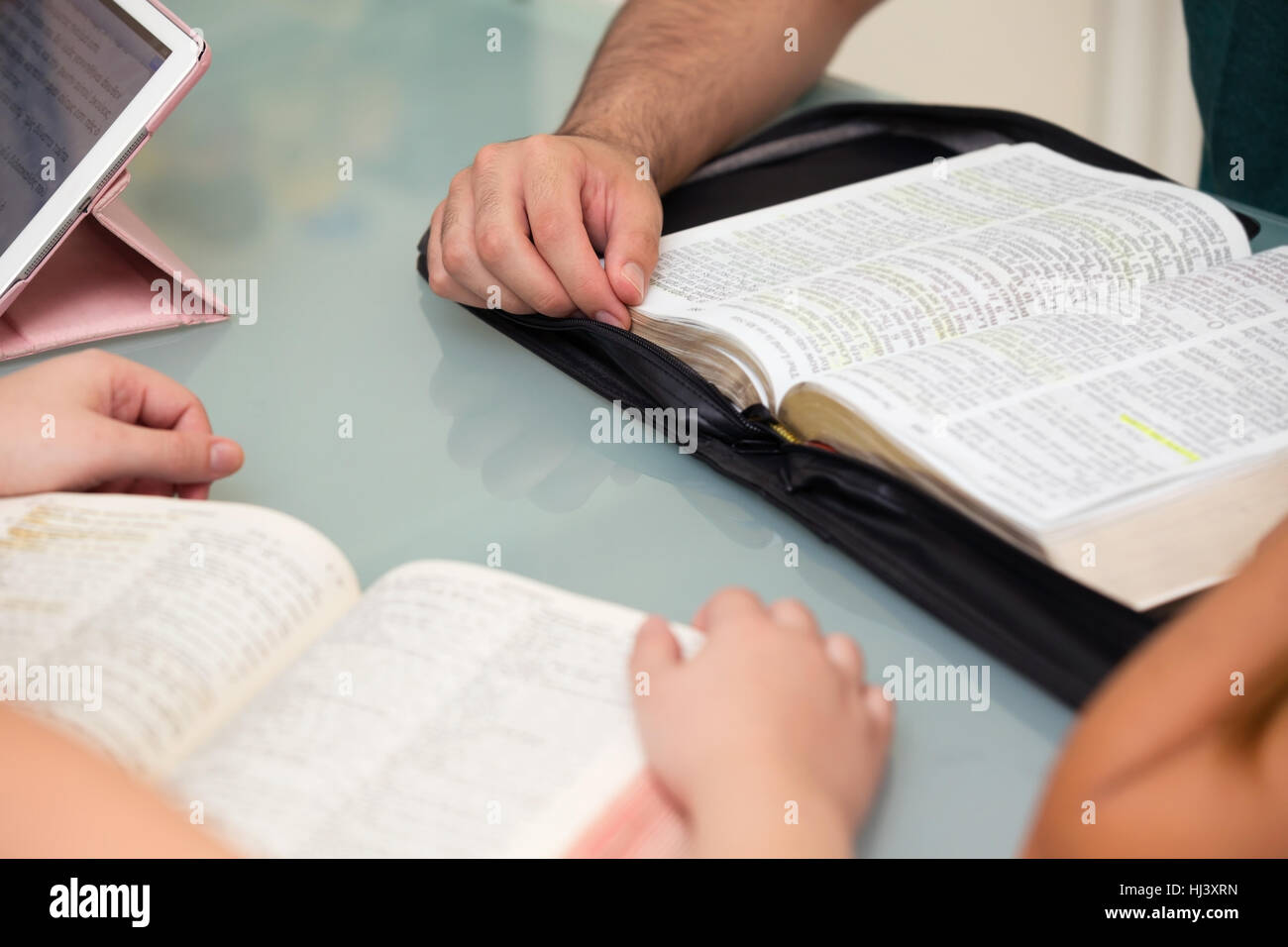 Close-up di persone la lettura della Parola di Dio insieme Foto Stock