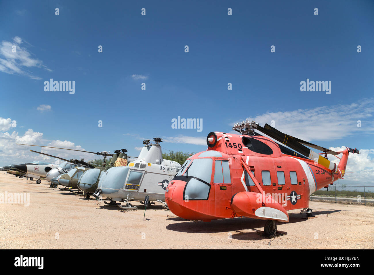 Fila di elicotteri in mostra al Pima Air & Space Museum Foto Stock