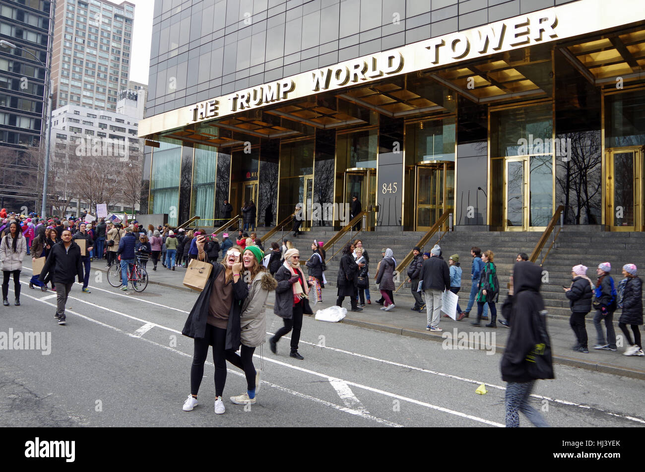 New York, New York, Stati Uniti d'America- 21 Gennaio 2017: manifestanti si radunano per donne marzo a Manhattan, New York. Foto Stock