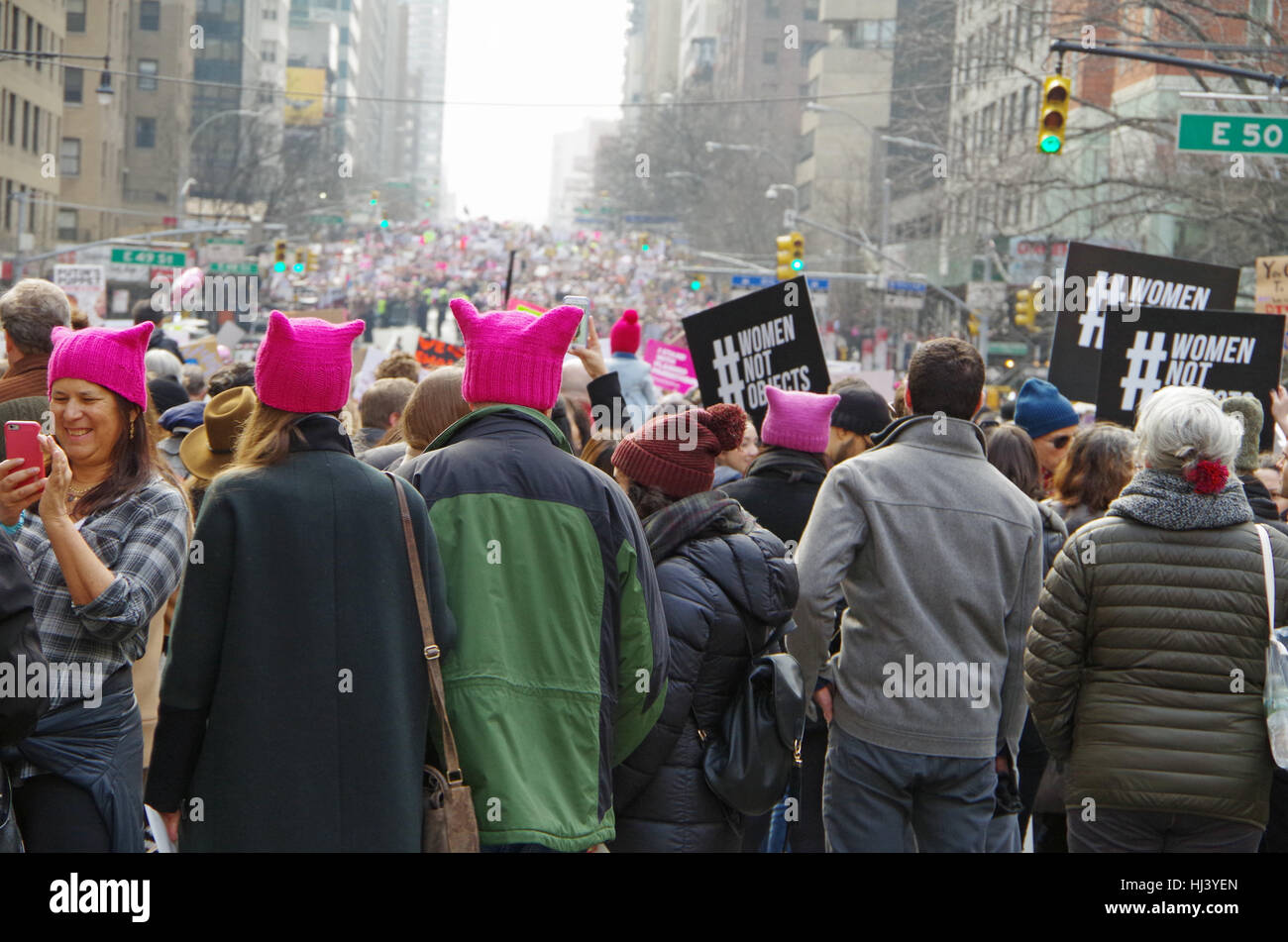 New York, New York, Stati Uniti d'America- 21 Gennaio 2017: manifestanti si radunano per donne marzo a Manhattan, New York. Foto Stock