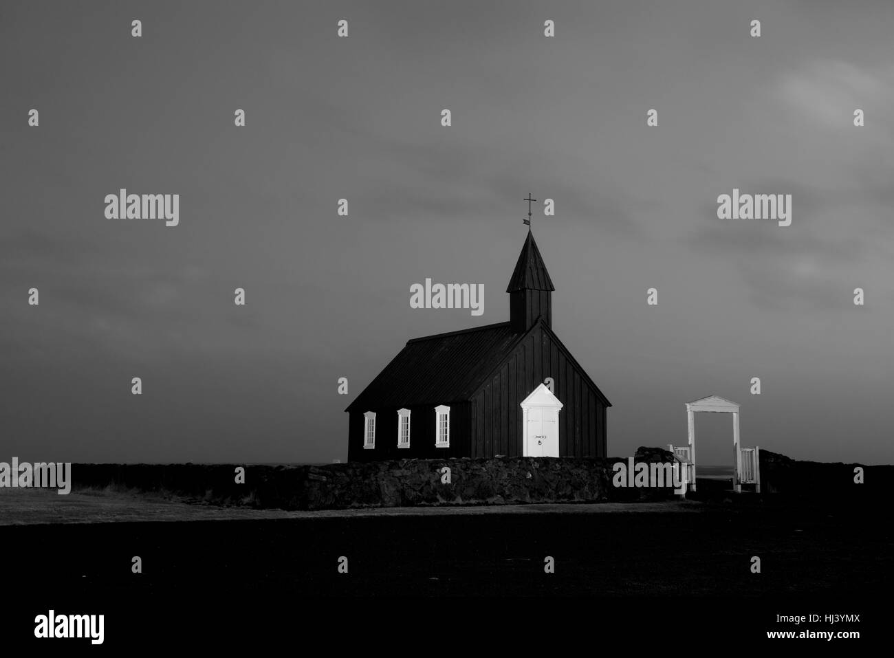 Una vecchia chiesa in una remota campagna in Islanda durante una piovosa, burrascosa serata Foto Stock