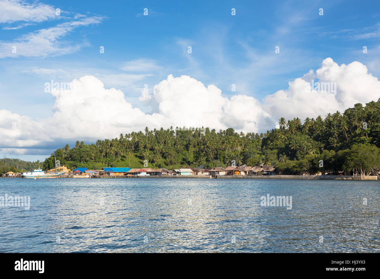 Villaggio Katupat nelle isole Togian nell isola di Sulawesi, Indonesia. Questo remoto arcipelago prende prendere tempo per raggiungere, così è ancora protetta dalla tour di massa Foto Stock