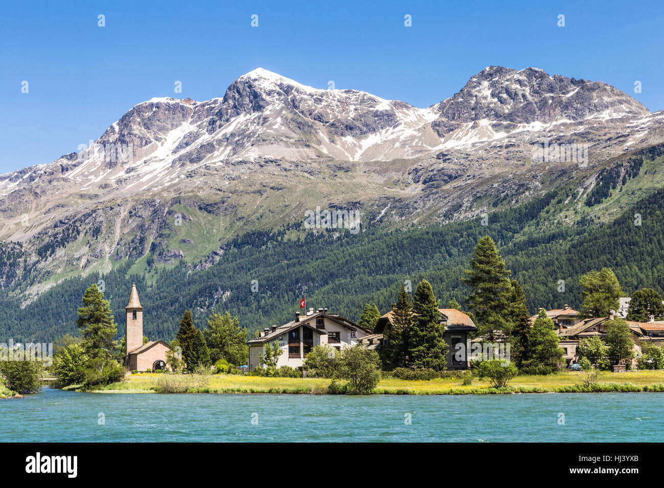 Tradizionale villaggio nei pressi di Silvaplana e le montagne famose località di Saint Moritz nel canton Grigioni nelle Alpi della Svizzera. Foto Stock