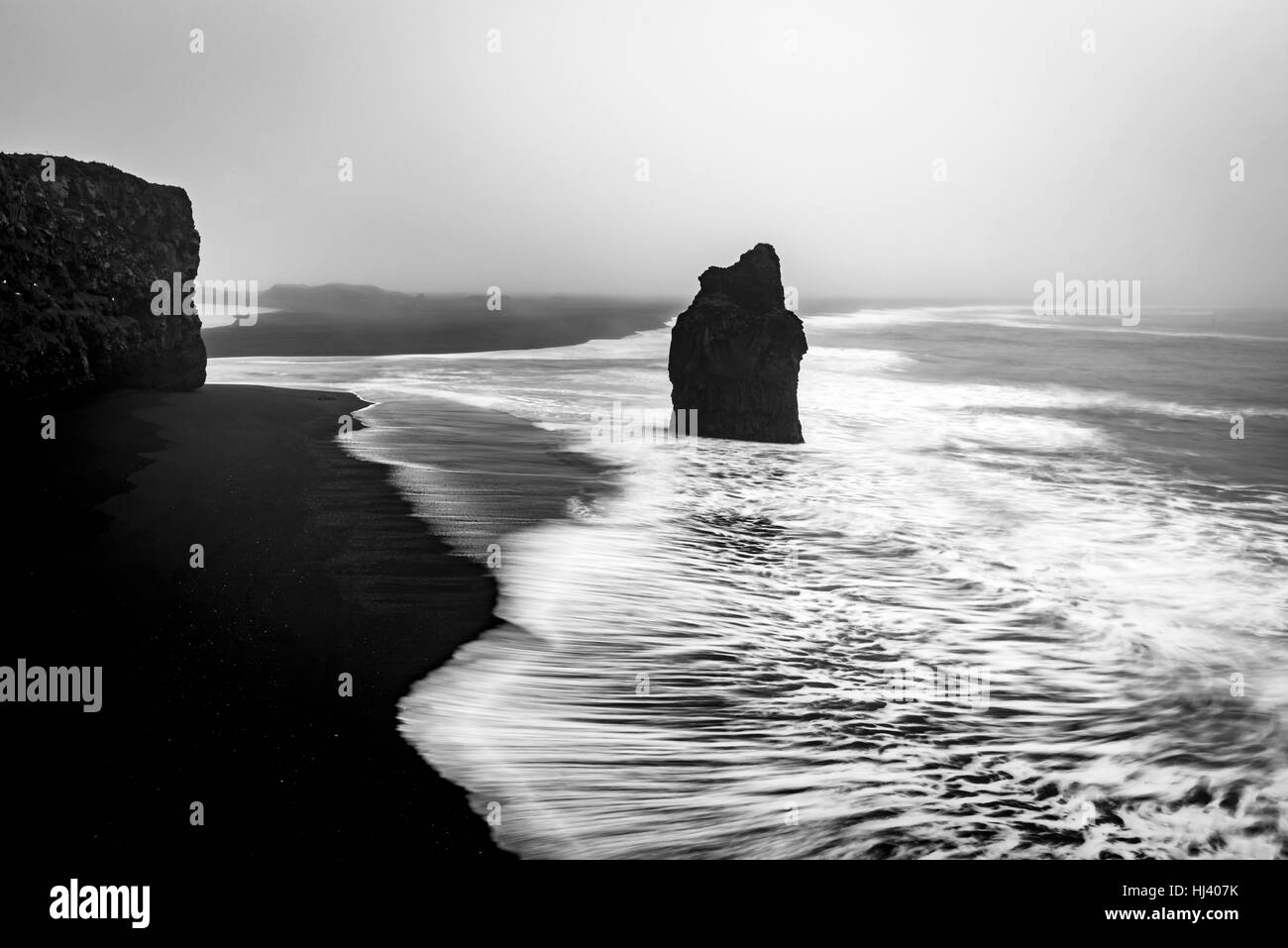 I lavaggi di Surf passato ad una barriera corallina e lascia bella streak pattern come l'acqua spostata indietro al mare. Foto Stock