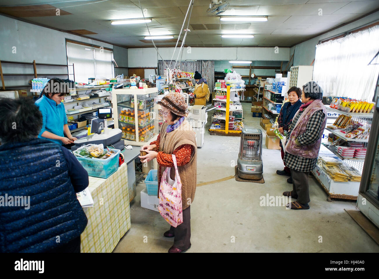 La gente del posto di Ainoshima isola comunità effettuare acquisti presso l'isola ha solo il negozio di alimentari una fredda mattina di inverno Foto Stock