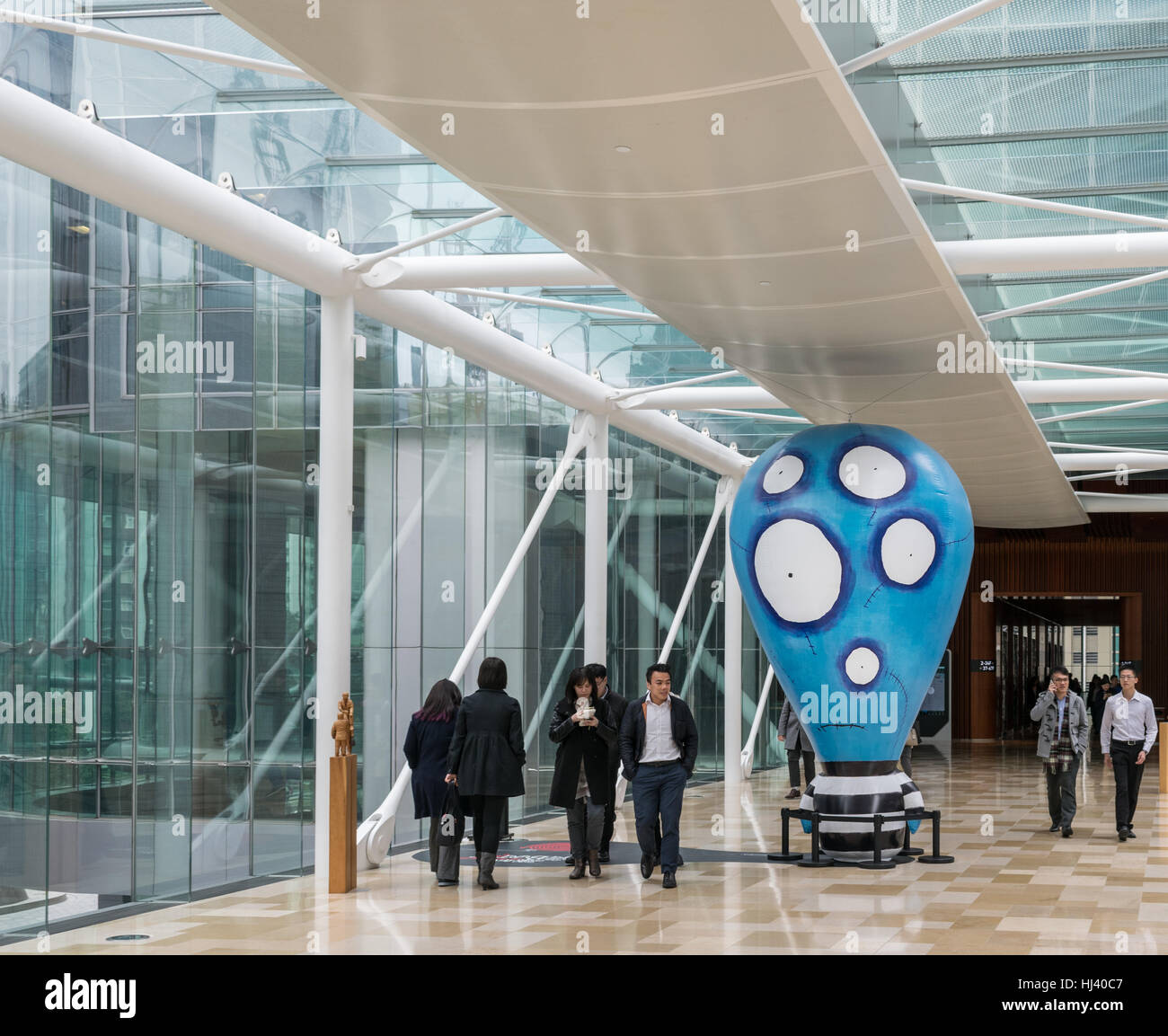 Tim Burton Balloon Boy in mostra a Hong Kong di coloro che lavorano in ufficio a piedi da Foto Stock