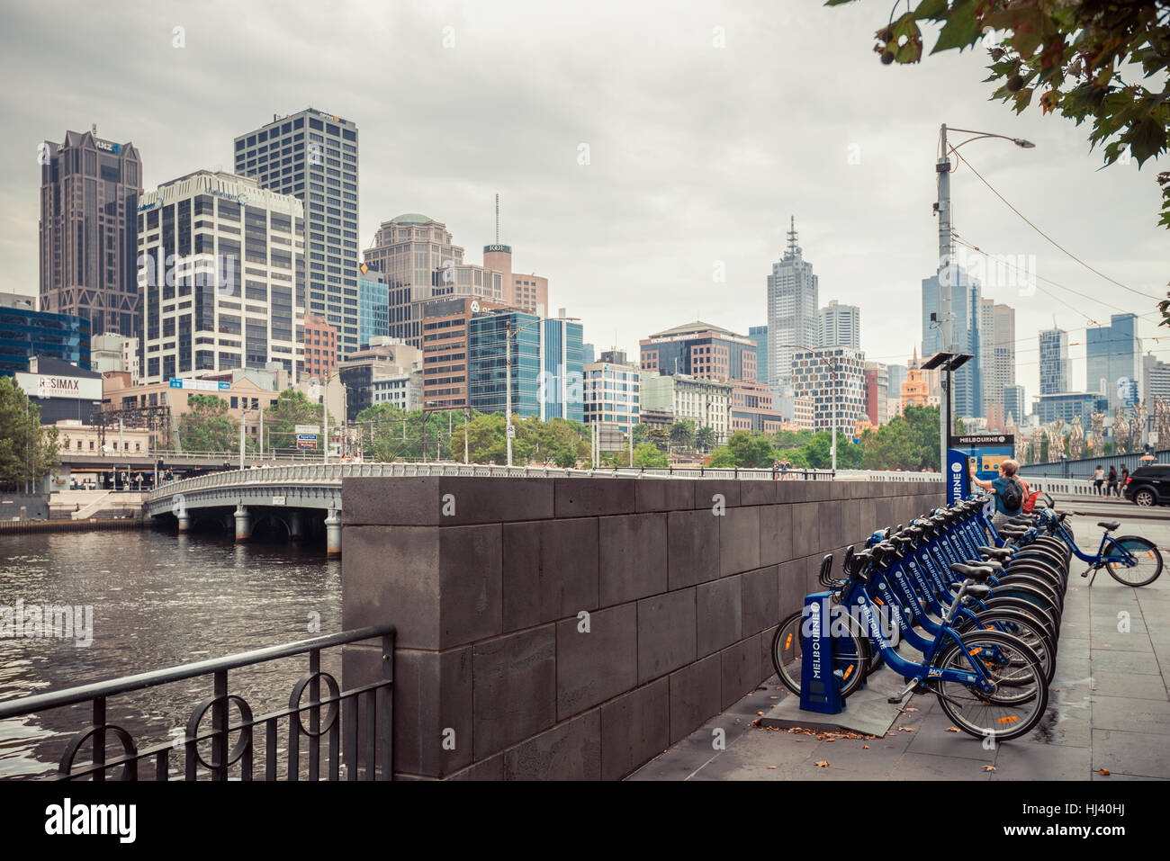 Melbourne, Australia - 27 dicembre 2016: Bici Condividi stazione nel centro della citta'. Le persone possono noleggiare le biciclette ed esplorare la città Foto Stock
