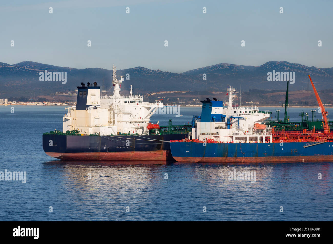Grandi petroliere nel porto di Gibralter tra Spagna e Marocco Foto Stock