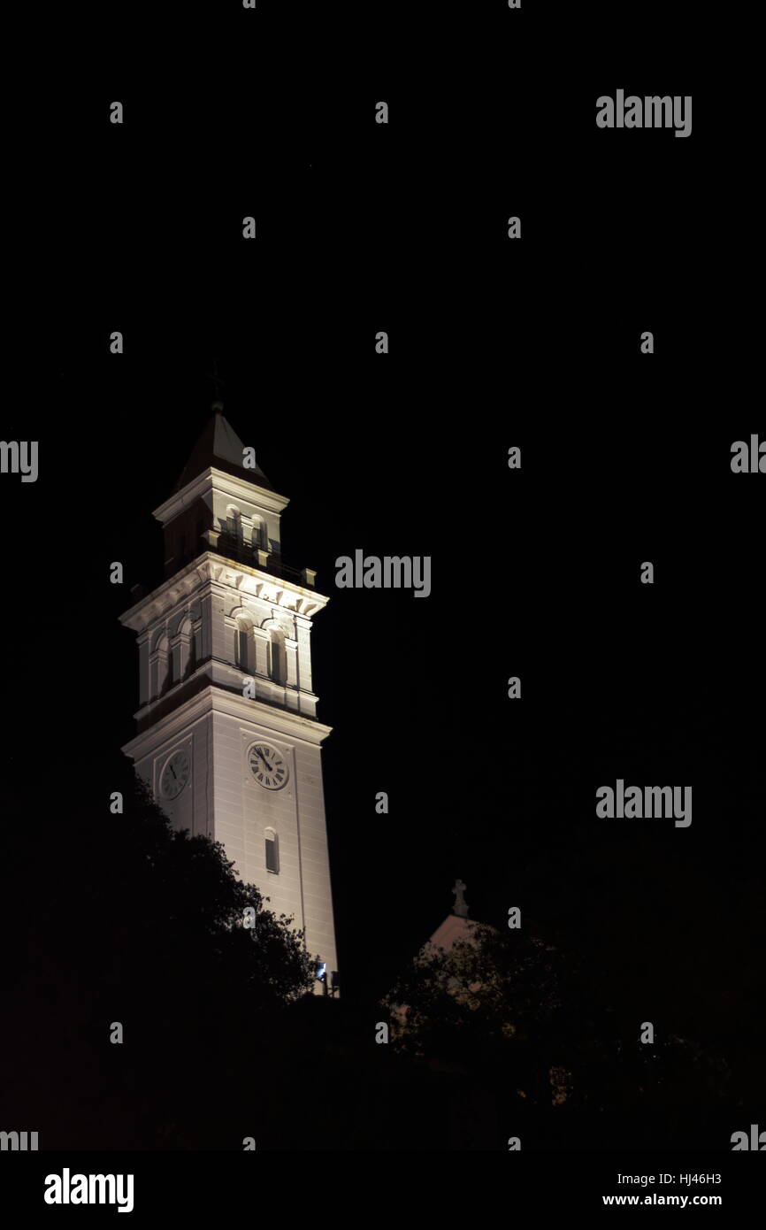 San Filippo e Giacomo Chiesa / torre campanaria in Novi Vinodolski Croazia di notte visto dal di sotto con spazio copia & superiore destra Foto Stock