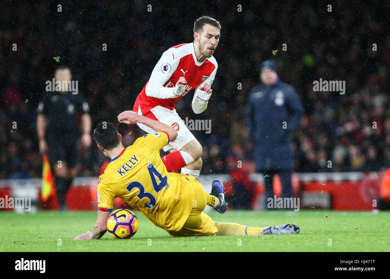 Martin Kelly di Crystal Palace (34) va prigionieri su Aaron Ramsey di Arsenal durante il match di Premier League tra l'Arsenal e Crystal Palace a Emirates Stadium di Londra. Il 1 dicembre 2017. Solo uso editoriale Foto Stock