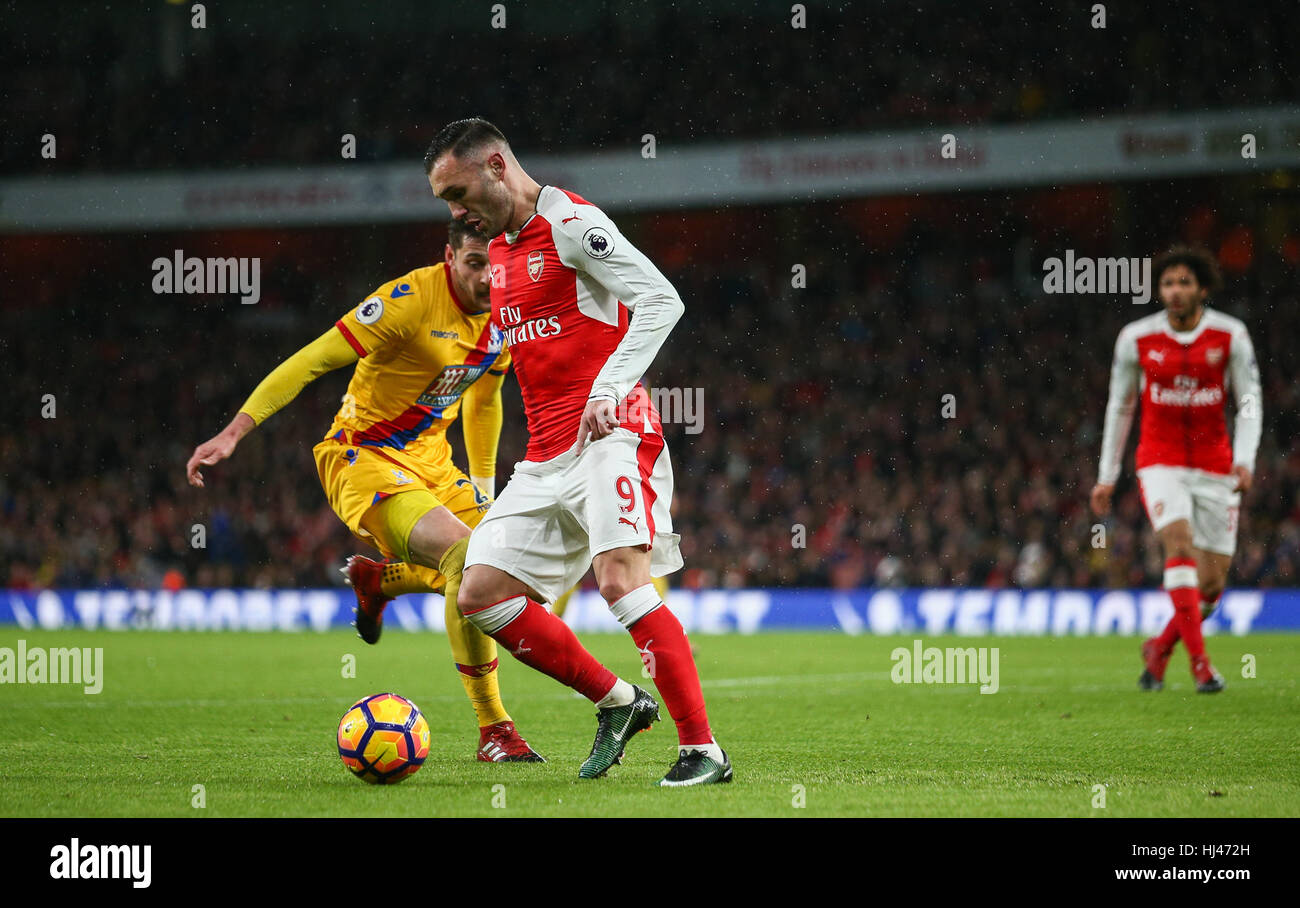 Lucas Perez di Arsenal sulla palla durante il match di Premier League tra l'Arsenal e Crystal Palace a Emirates Stadium di Londra. Foto Stock
