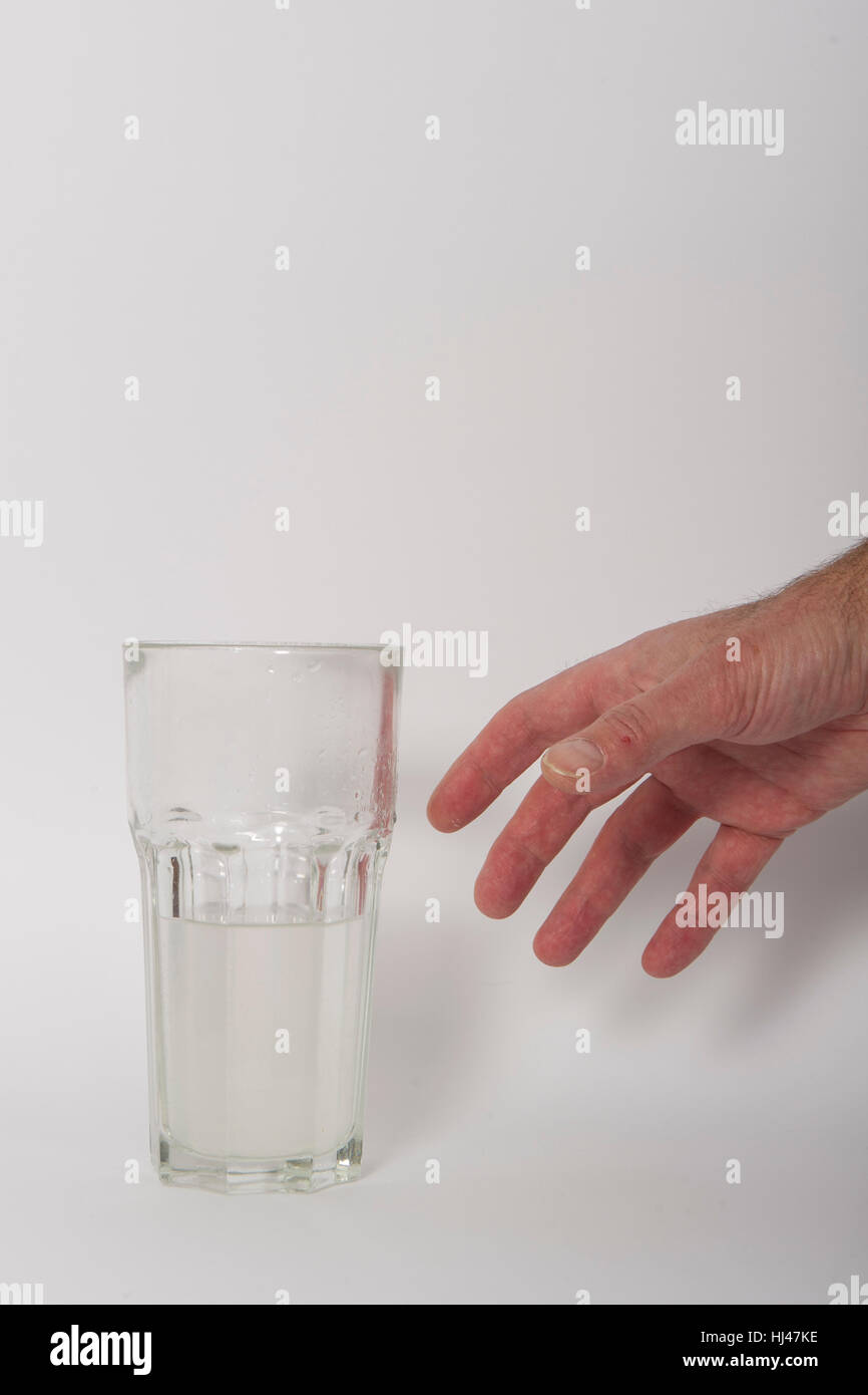 Per raggiungere un bicchiere di bibita al limone Foto Stock