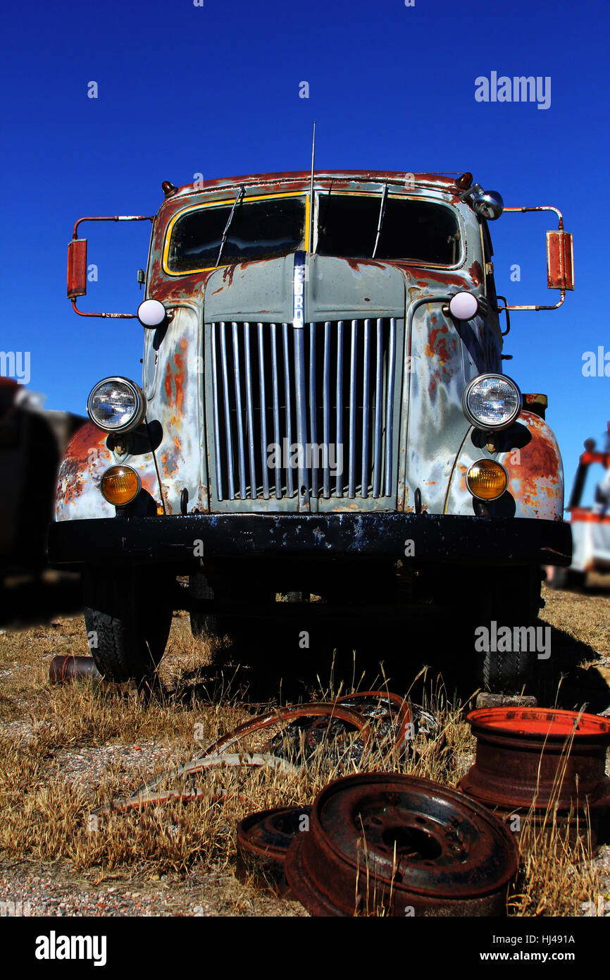 Abbandonato il carrello si trova in un campo di Lewis Antique Auto & Toy Museum in New Mexico Foto Stock