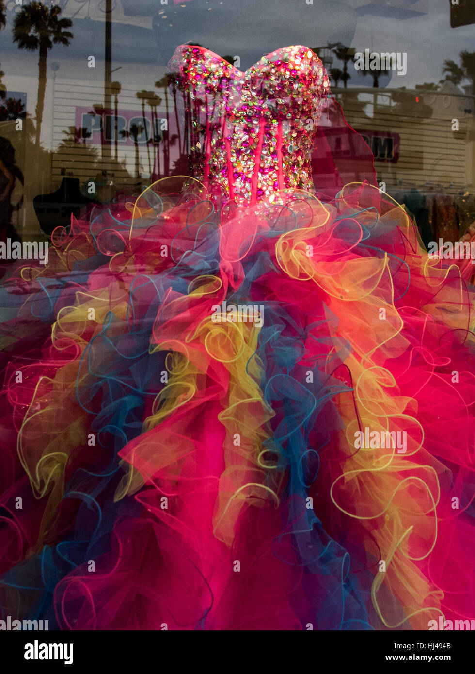 Fancy Dress per quinceañera, visibile attraverso una finestra con palme riflessa nel vetro in McAllen Texas Foto Stock