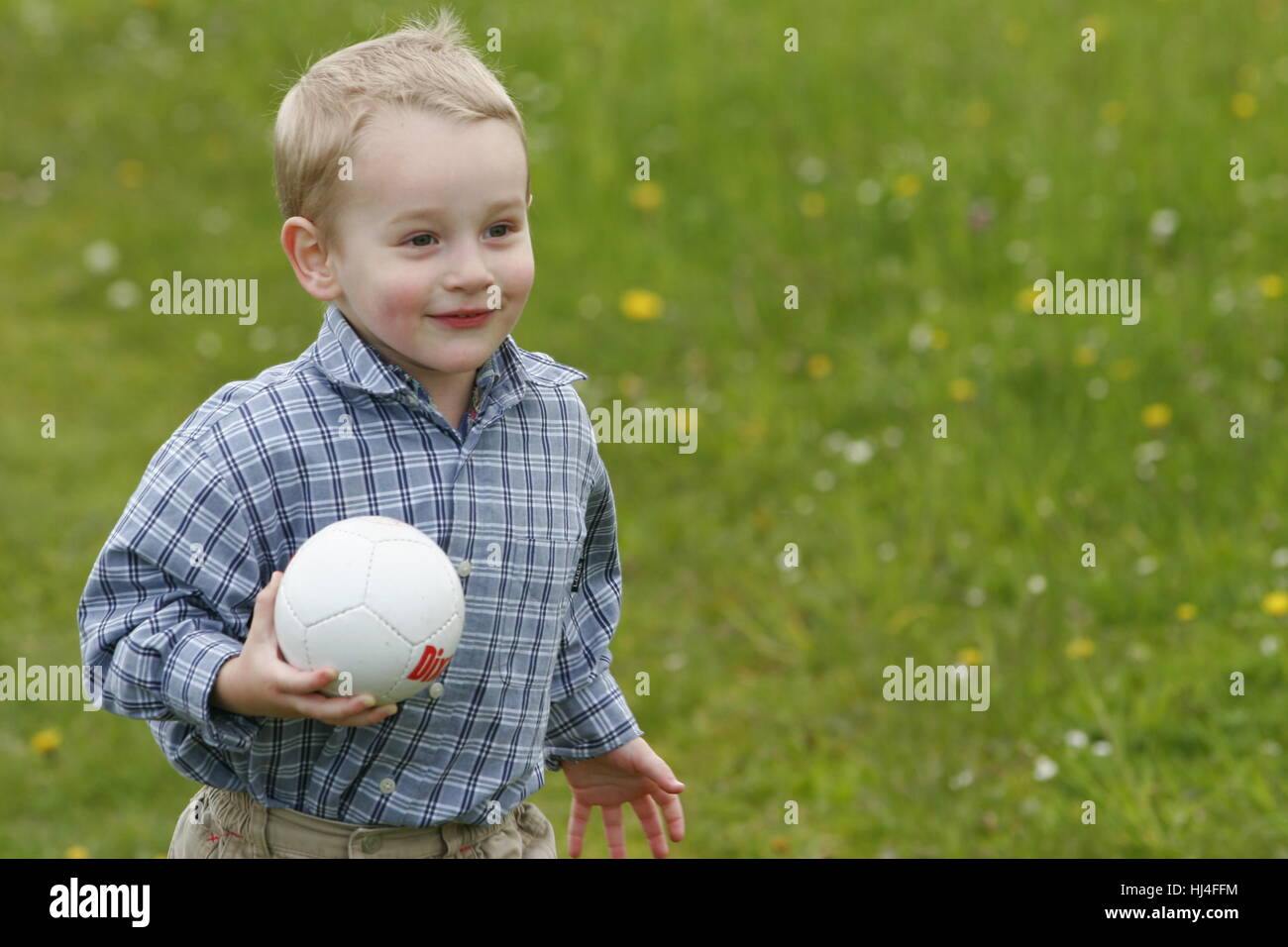 Tre anni sta giocando con sfera Foto Stock