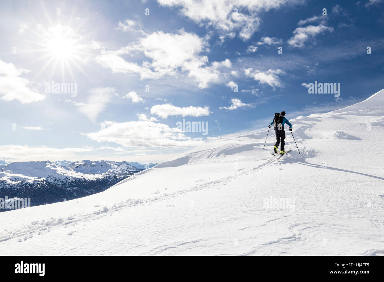 Alpinista di sci durante la salita su Seeblspitz, inverno, Alpi Alpi Sarentine, Alto Adige, Italia Foto Stock