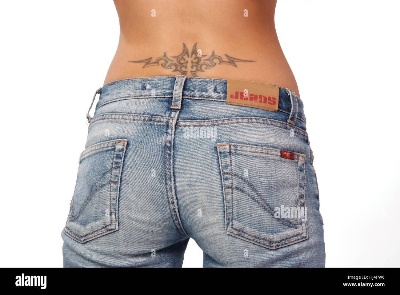 Donna con tatuaggio in jeans Foto Stock