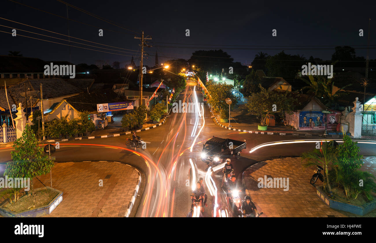 Intersezione, il traffico su strada di notte, striature chiare, sfocate luci auto, Yogyakarta, Java, Indonesia Foto Stock