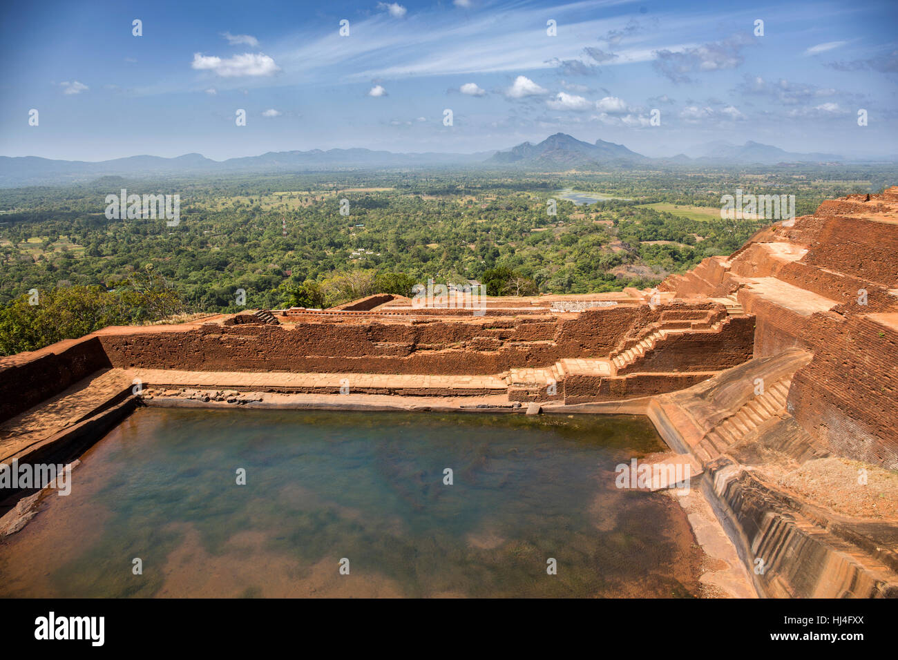 Storica fortezza di roccia con piscina di acqua, Sigiriya, Sri Lanka Foto Stock