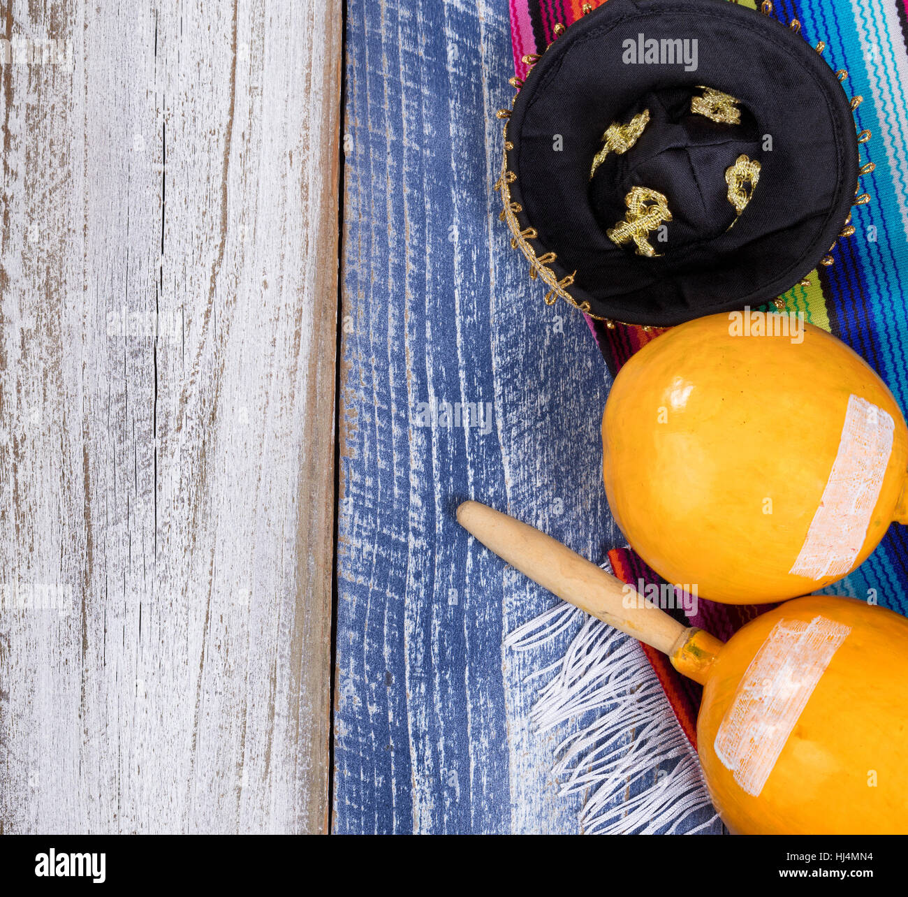 Cinco de Mayo concetto messicano con maracas, sombrero e placemat serapes. Foto Stock
