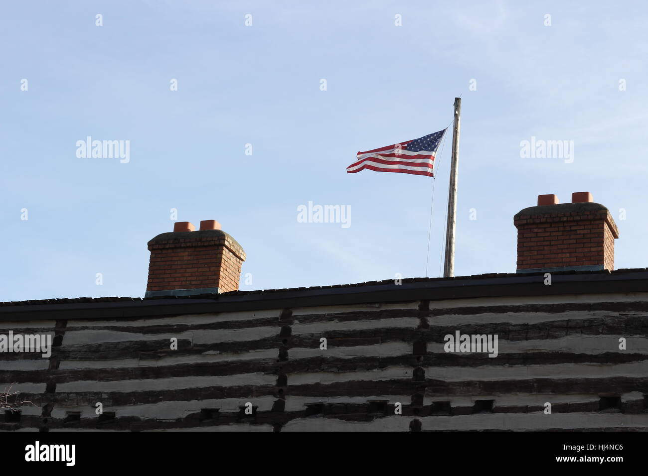 Vecchia Gloria vola nel cielo azzurro sopra la vecchia fortezza in Fort Wayne, Indiana, Stati Uniti d'America. Foto Stock