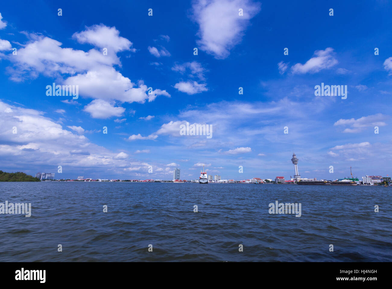 Il fiume Chao Phraya con cielo blu e cloud a Samut Prakan Provincia Foto Stock