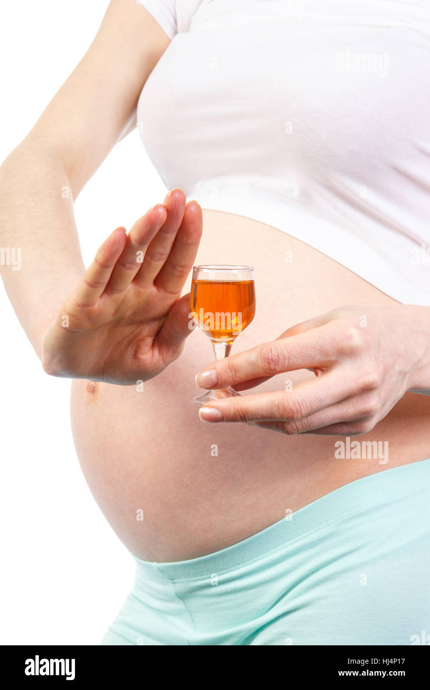 Donna incinta con un bicchiere di vino, il concetto di stili di vita insalubri durante la gravidanza e la maternità Foto Stock