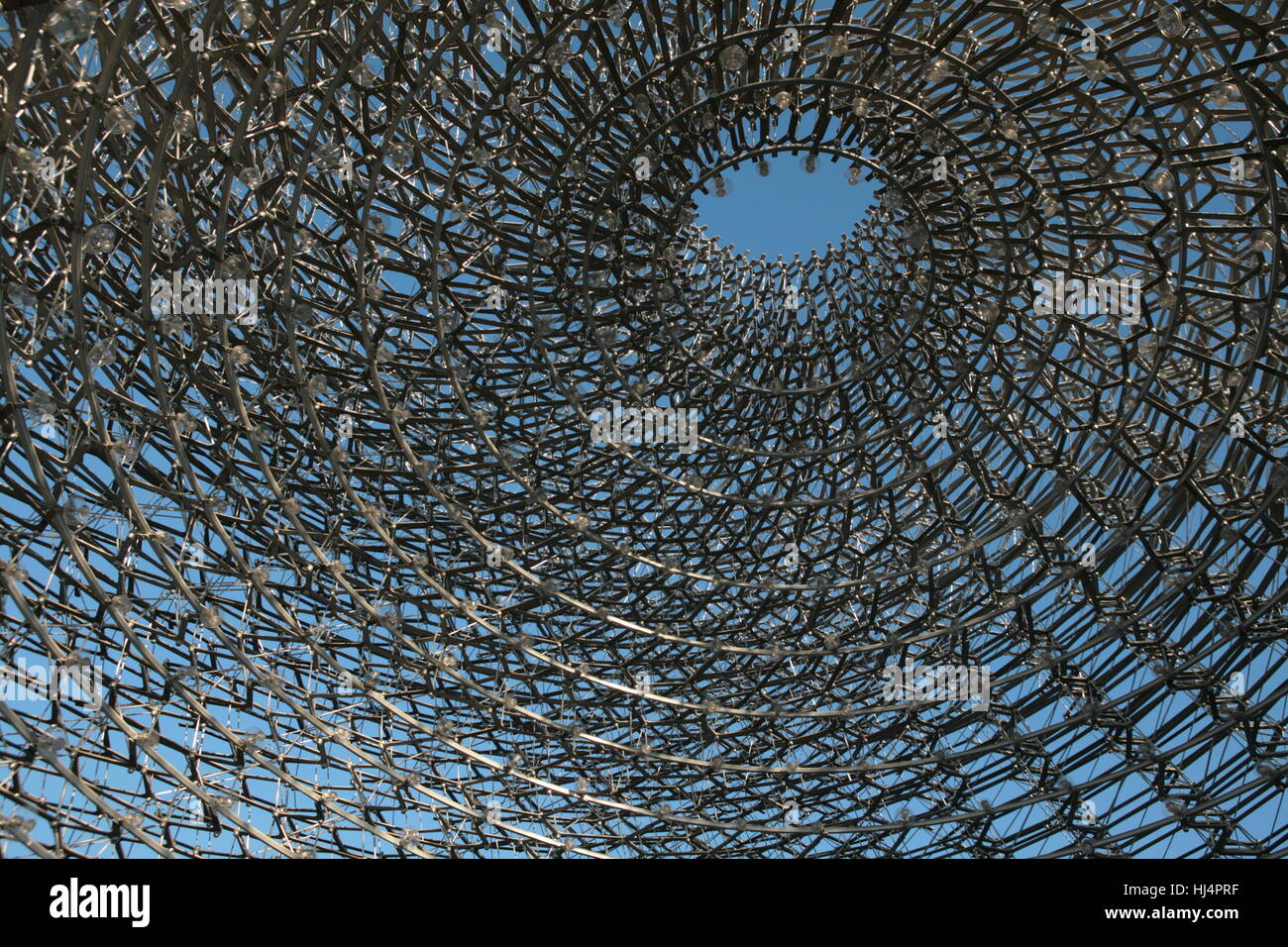 Il tetto a spirale dell'Alveare installazione presso i Giardini di Kew London Regno Unito Foto Stock