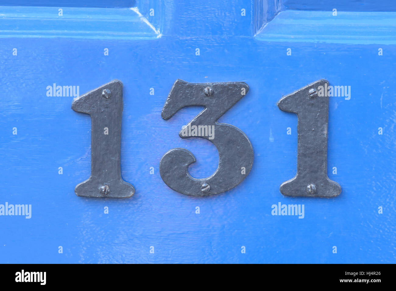 Numero civico 131 segno sulla porta blu Foto Stock