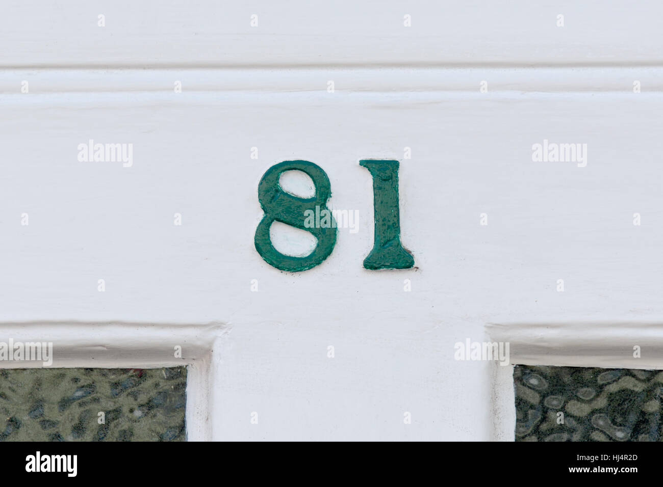 Il numero civico 81 segno sulla porta di proprietà Foto Stock