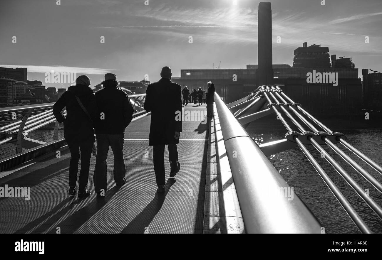 I pedoni attraversano il Millennium Bridge sul loro modo di Banca del Sud Foto Stock
