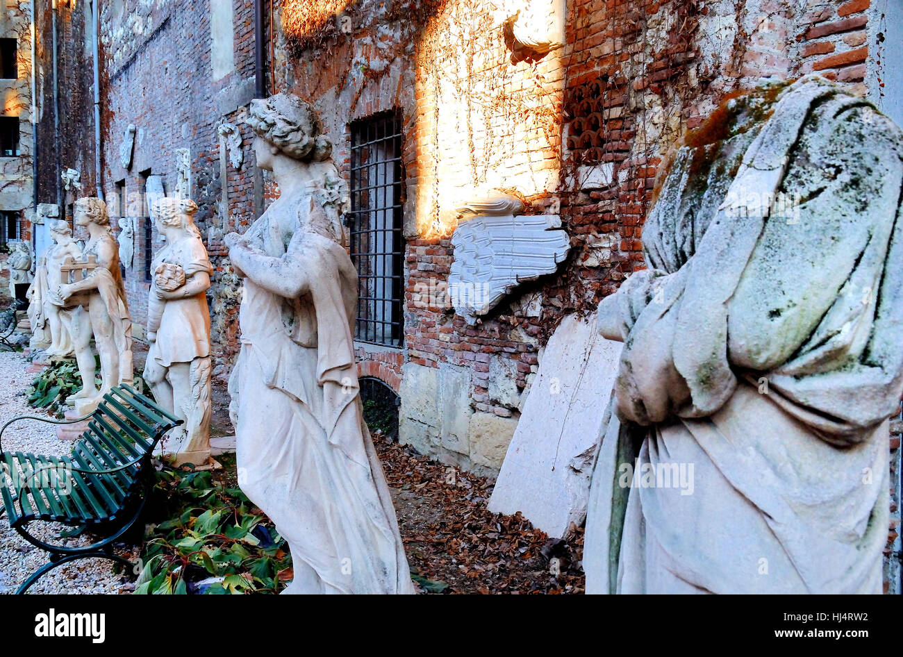 Vicenza, Veneto, Italia. Teatro Olimpico ("Teatro Olimpico") cortile. Il Teatro Olimpico ("Teatro Olimpico") è un teatro di Vicenza, Italia settentrionale, costruito nel 1580-1585. Il teatro è stato il progetto finale dal Rinascimento italiano architetto Andrea Palladio e non è stata completata fino a dopo la sua morte. Foto Stock