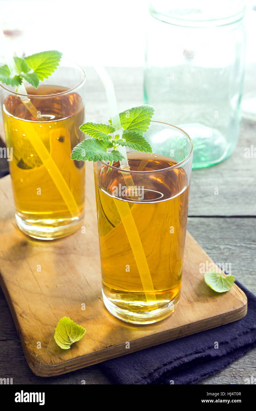 Al tè al Kombucha super cibo pro biotici bevande in bicchieri con menta su sfondo di legno - le sane fermentato organico drink probiotici Foto Stock