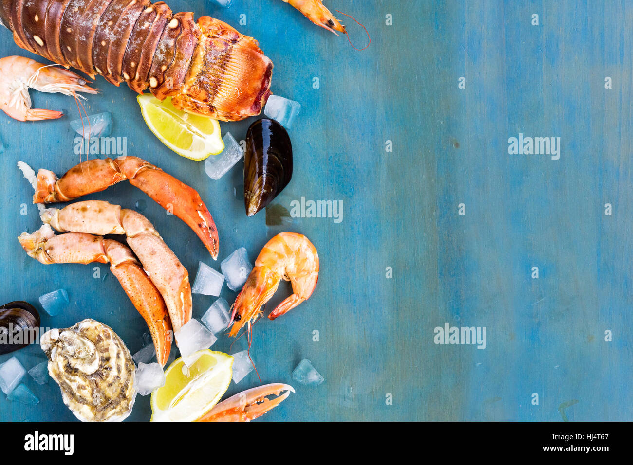 Piatti a base di frutti di mare freschi su sfondo blu Foto Stock