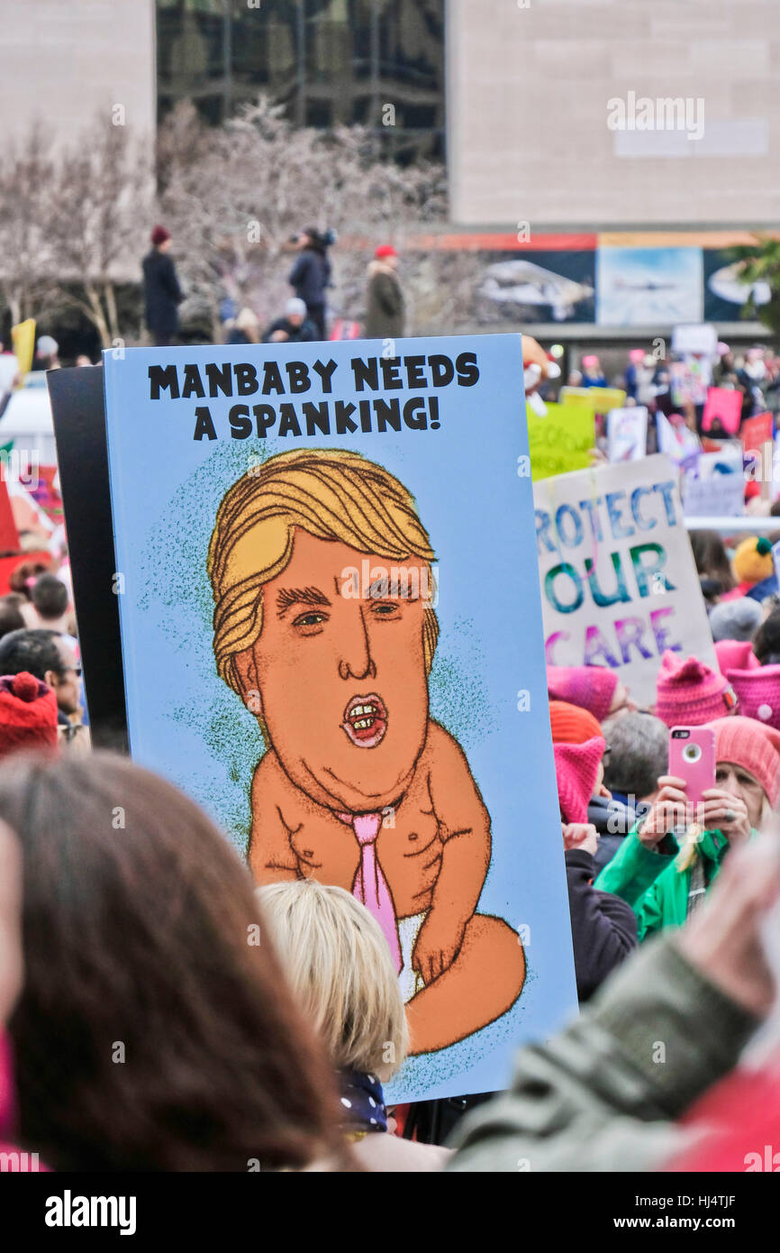 Manifestanti con segno con immagine di Trump come un crybaby alle donne di marzo su Washington DC 21 Gennaio 2017 Foto Stock