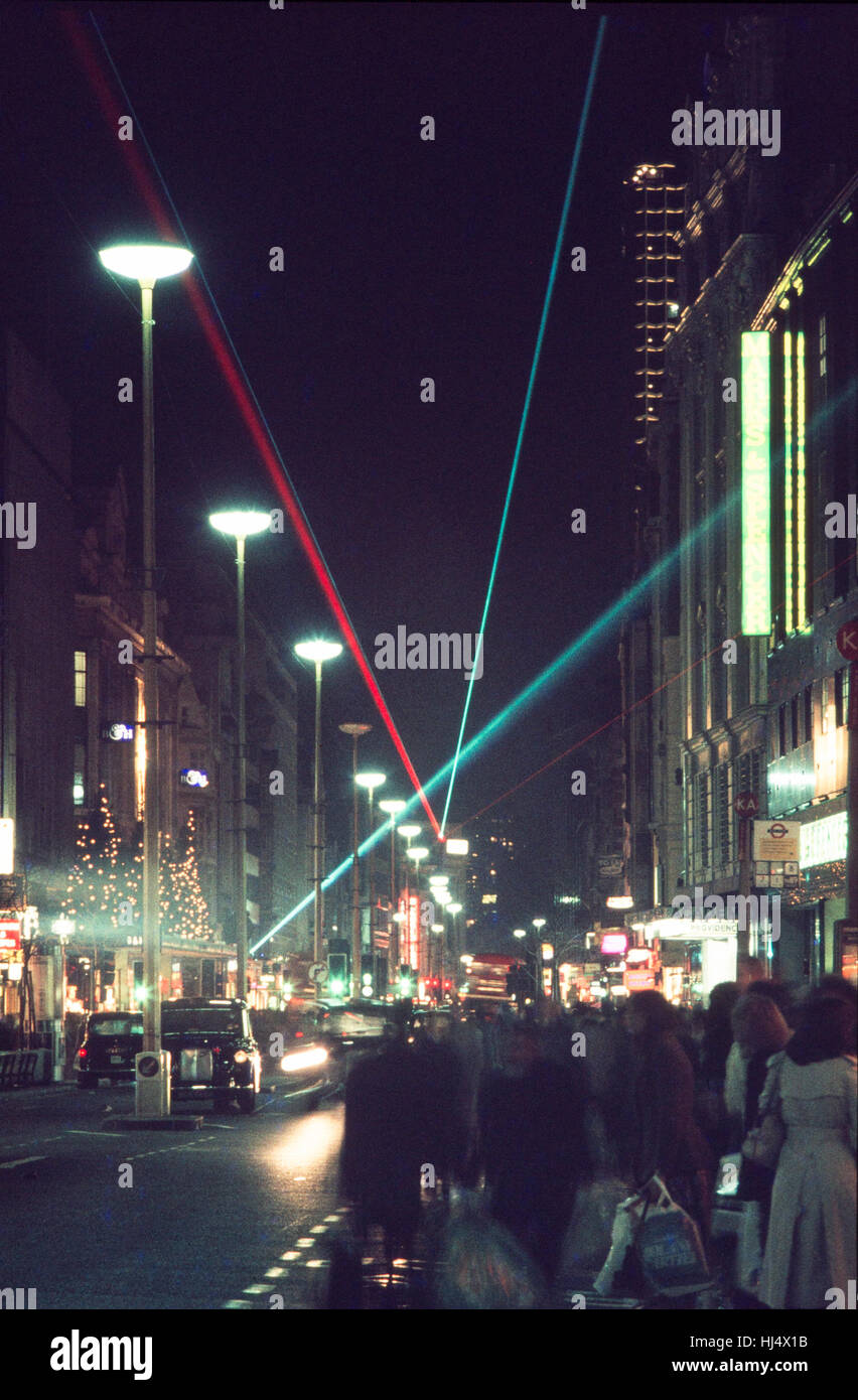 Immagine d'archivio dello spettacolo di luci laser di Natale, Oxford Street, Londra, Inghilterra, 1978, anche HJ4X1B 2YPB18T Foto Stock