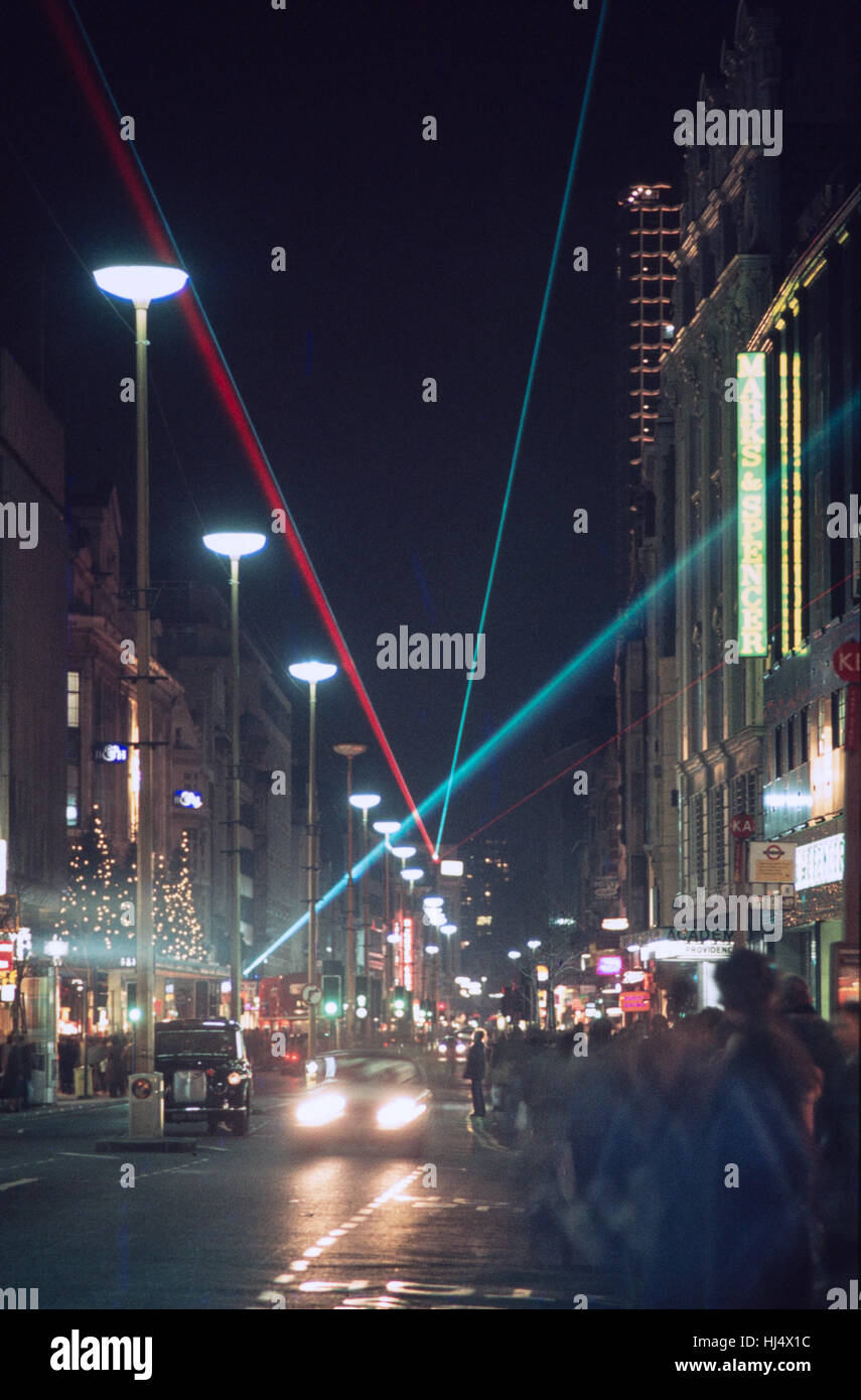 Immagine d'archivio dello spettacolo di luci laser di Natale, Oxford Street, Londra, Inghilterra, 1978, anche HJ4X1B 2YPB18T Foto Stock
