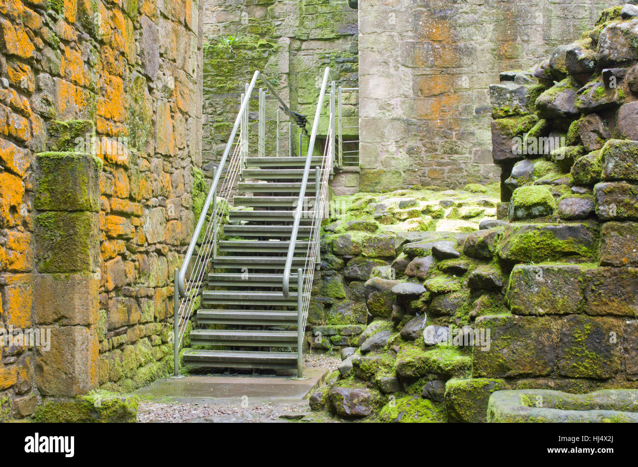 Interno castello di Hermitage con vetrate lavori in pietra. Scozia Foto Stock