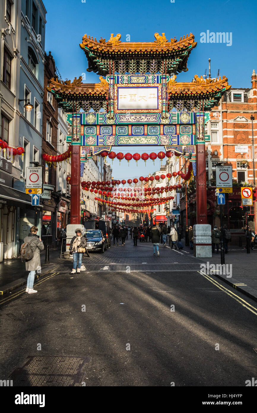 Anno Nuovo Cinese decorazioni e celebrazioni in Chinatown, London, Regno Unito Foto Stock